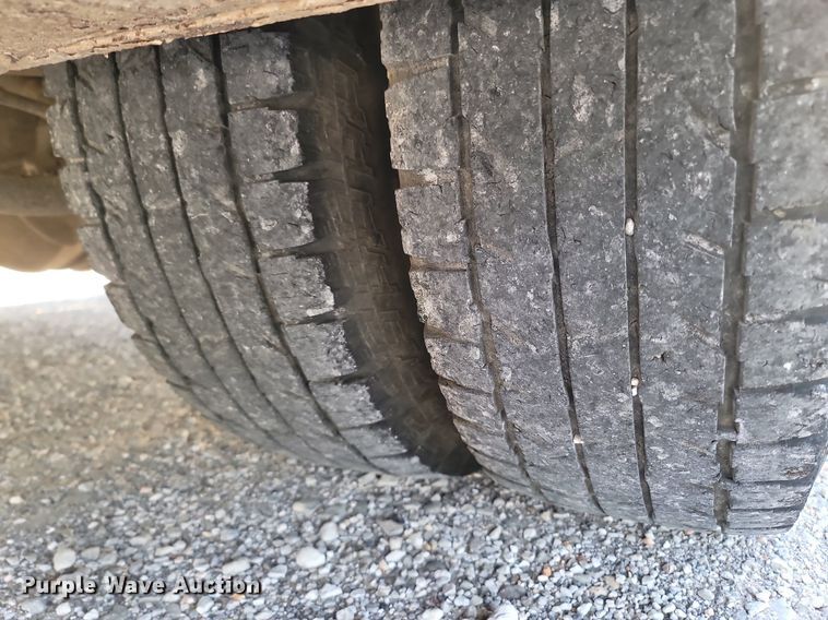 image for item OG9345 2016 Chevrolet Silverado 3500HD  Crew Cab flatbed pickup truck