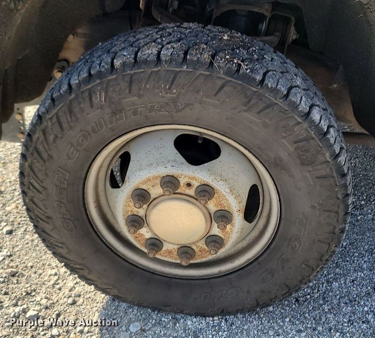 image for item OG9345 2016 Chevrolet Silverado 3500HD  Crew Cab flatbed pickup truck