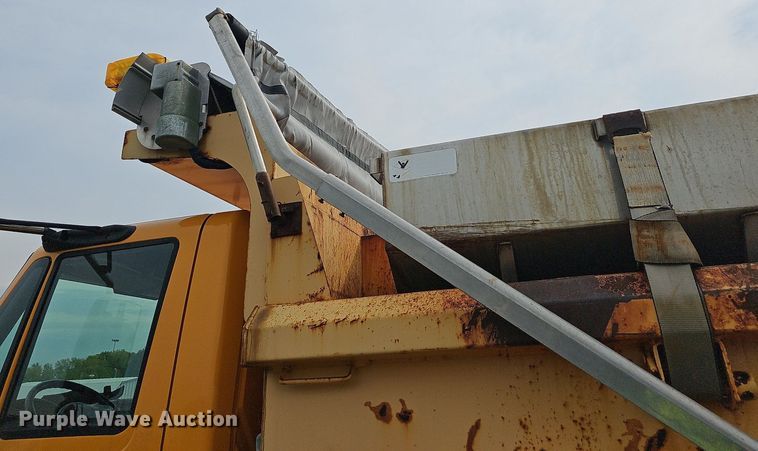 image for item OG9389 2008 International Work Star 7600  dump truck