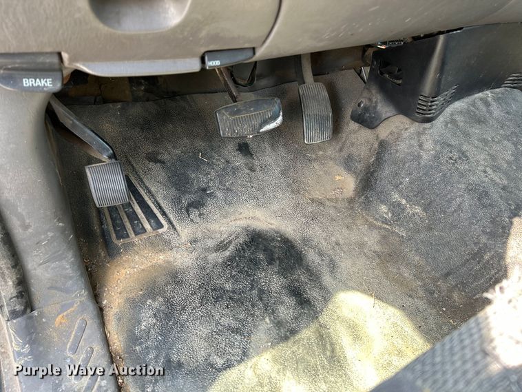 image for item OK9748 2002 Ford F150 XL  pickup truck