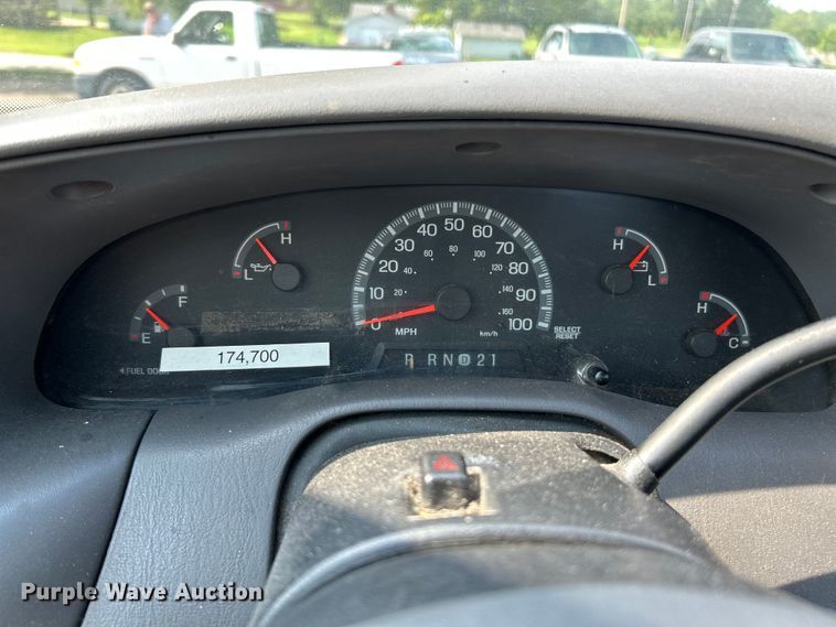 image for item OK9748 2002 Ford F150 XL  pickup truck