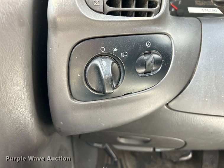 image for item OK9748 2002 Ford F150 XL  pickup truck