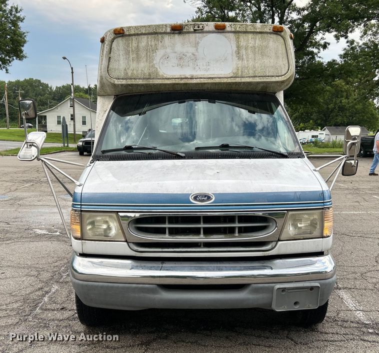 image for item OK9750 1999 Ford Econoline E350  shuttle bus