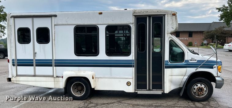 image for item OK9750 1999 Ford Econoline E350  shuttle bus