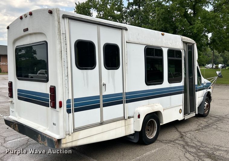image for item OK9750 1999 Ford Econoline E350  shuttle bus