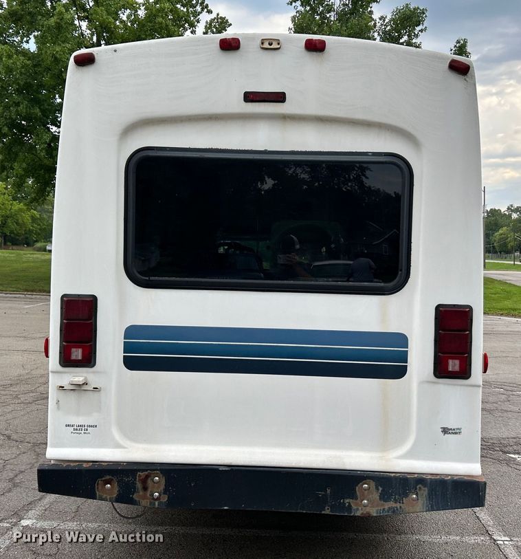 image for item OK9750 1999 Ford Econoline E350  shuttle bus