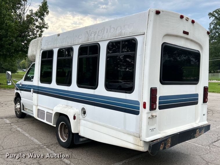 image for item OK9750 1999 Ford Econoline E350  shuttle bus