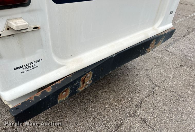 image for item OK9750 1999 Ford Econoline E350  shuttle bus