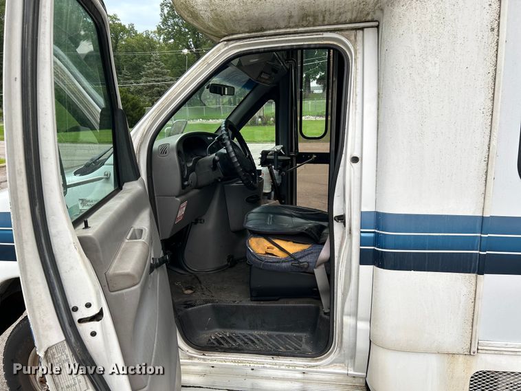 image for item OK9750 1999 Ford Econoline E350  shuttle bus
