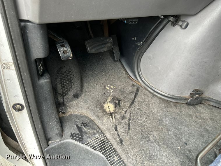 image for item OK9750 1999 Ford Econoline E350  shuttle bus