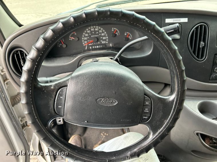 image for item OK9750 1999 Ford Econoline E350  shuttle bus