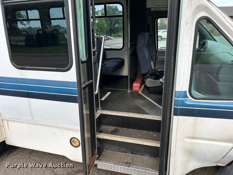 image for item OK9750 1999 Ford Econoline E350  shuttle bus