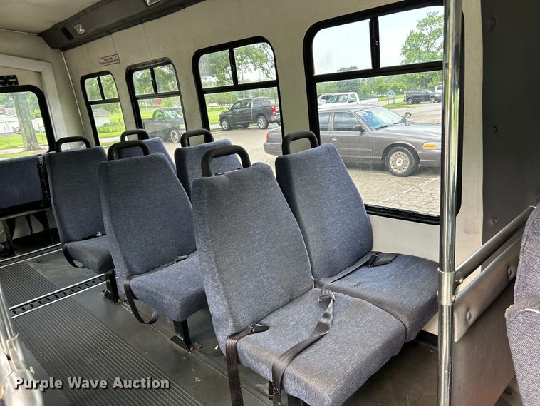 image for item OK9750 1999 Ford Econoline E350  shuttle bus