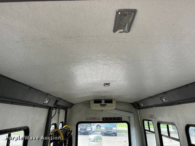 image for item OK9750 1999 Ford Econoline E350  shuttle bus