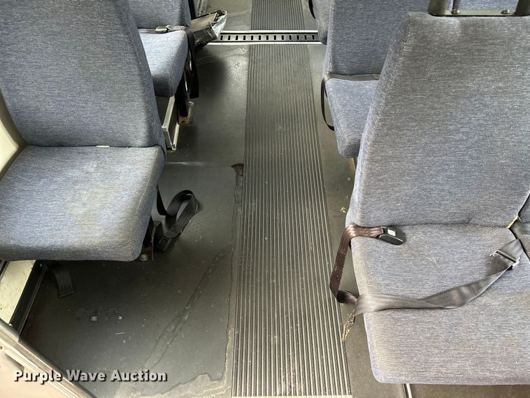 image for item OK9750 1999 Ford Econoline E350  shuttle bus