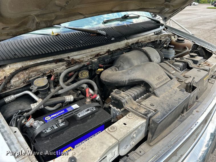 image for item OK9750 1999 Ford Econoline E350  shuttle bus