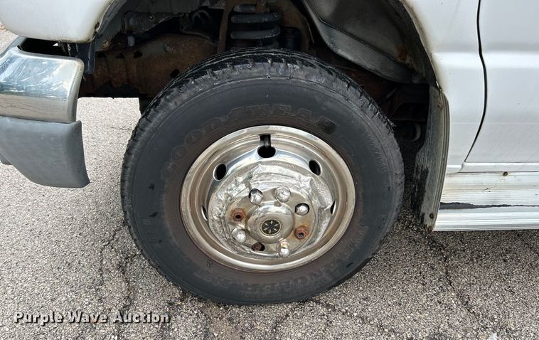 image for item OK9750 1999 Ford Econoline E350  shuttle bus