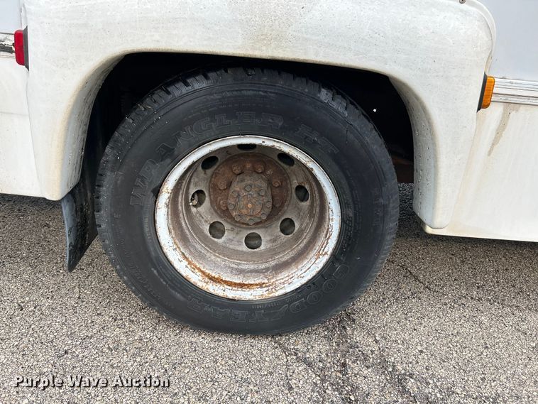 image for item OK9750 1999 Ford Econoline E350  shuttle bus