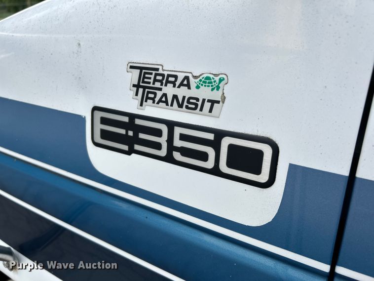 image for item OK9750 1999 Ford Econoline E350  shuttle bus