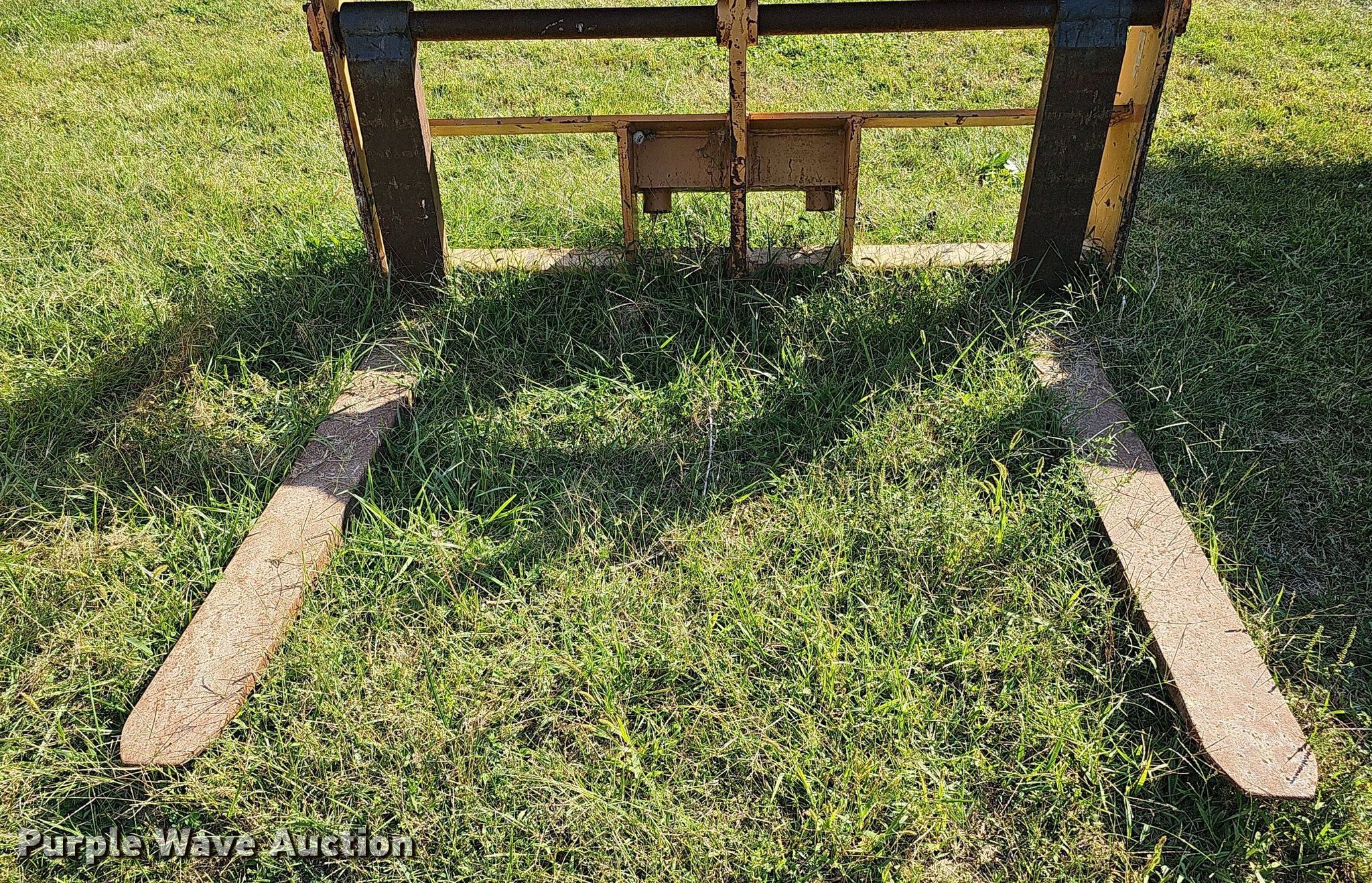 Arrow 60" L wheel loader forks in Rock Port, MO Item DQ1126 sold