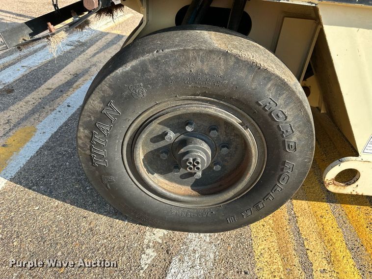 image for item DJ6198 2005 Ingersoll Rand PT-125R  pneumatic roller