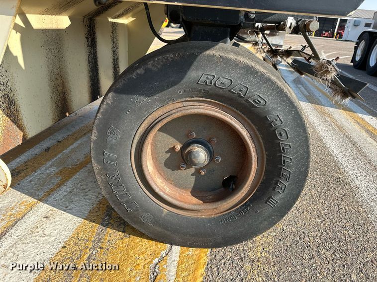 image for item DJ6198 2005 Ingersoll Rand PT-125R  pneumatic roller