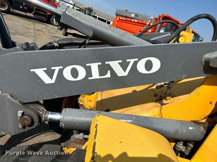 image for item DJ6201 2004 Volvo L30B  wheel loader