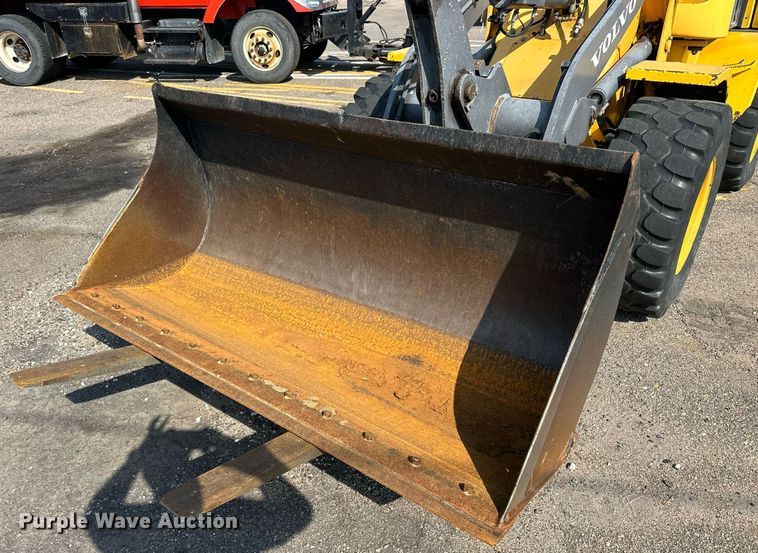 image for item DJ6201 2004 Volvo L30B  wheel loader