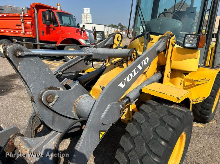 image for item DJ6201 2004 Volvo L30B  wheel loader