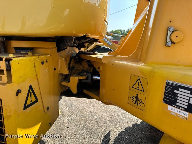 image for item DJ6201 2004 Volvo L30B  wheel loader