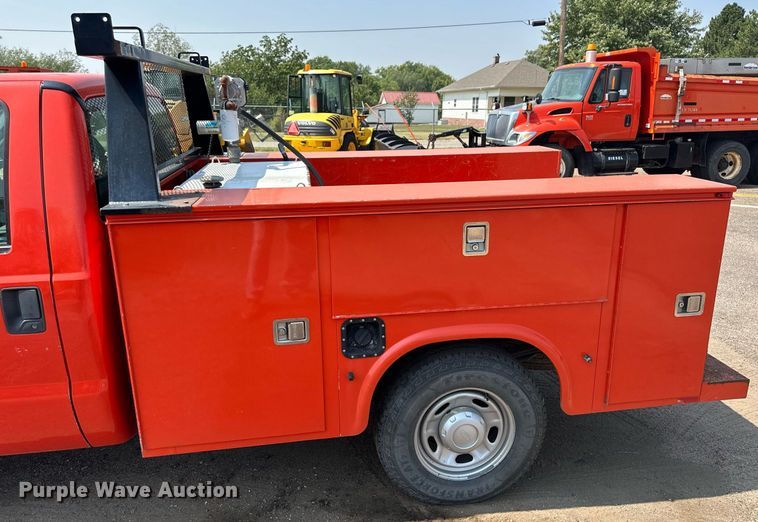 image for item DJ6205 2011 Ford F250 Super Duty  utility bed pickup truck