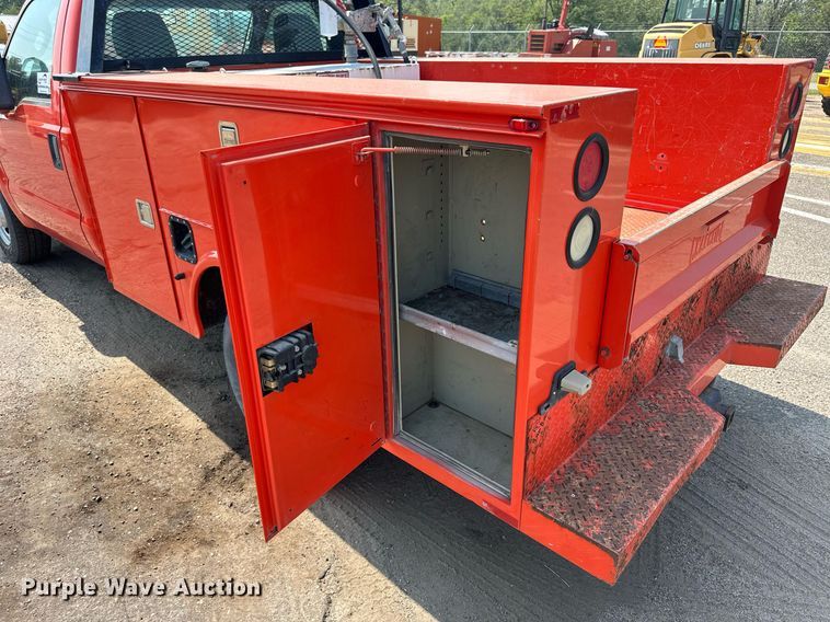 image for item DJ6205 2011 Ford F250 Super Duty  utility bed pickup truck