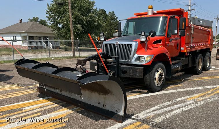 image for item DJ6213 2005 International 7400  dump truck