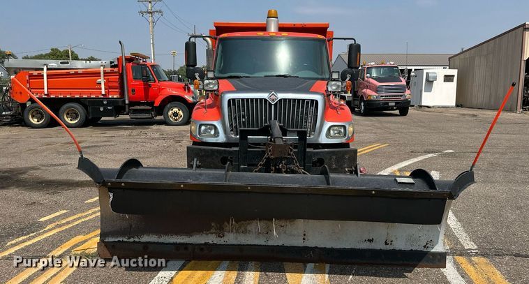 image for item DJ6213 2005 International 7400  dump truck