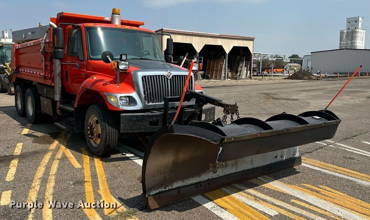 image for item DJ6213 2005 International 7400  dump truck