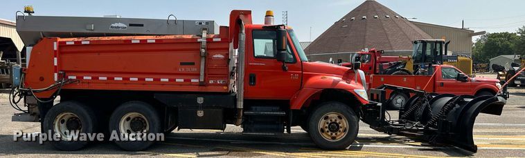 image for item DJ6213 2005 International 7400  dump truck