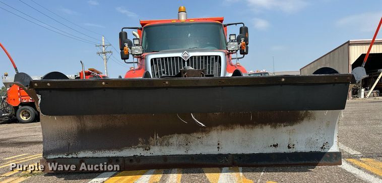 image for item DJ6213 2005 International 7400  dump truck