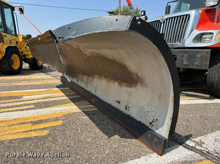 image for item DJ6213 2005 International 7400  dump truck