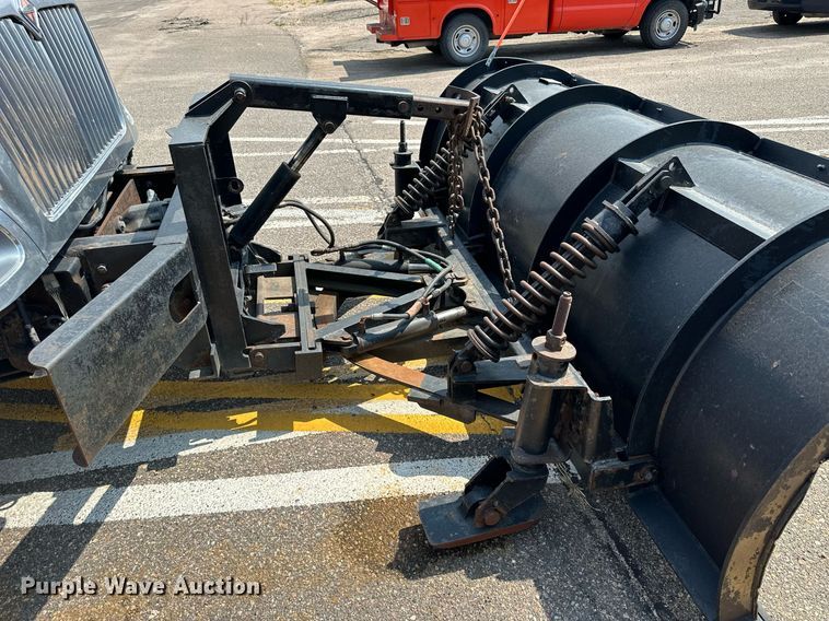 image for item DJ6213 2005 International 7400  dump truck