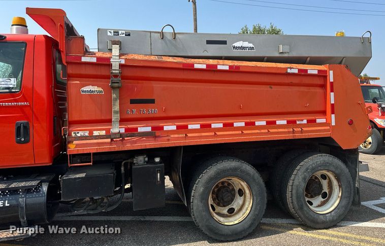 image for item DJ6213 2005 International 7400  dump truck