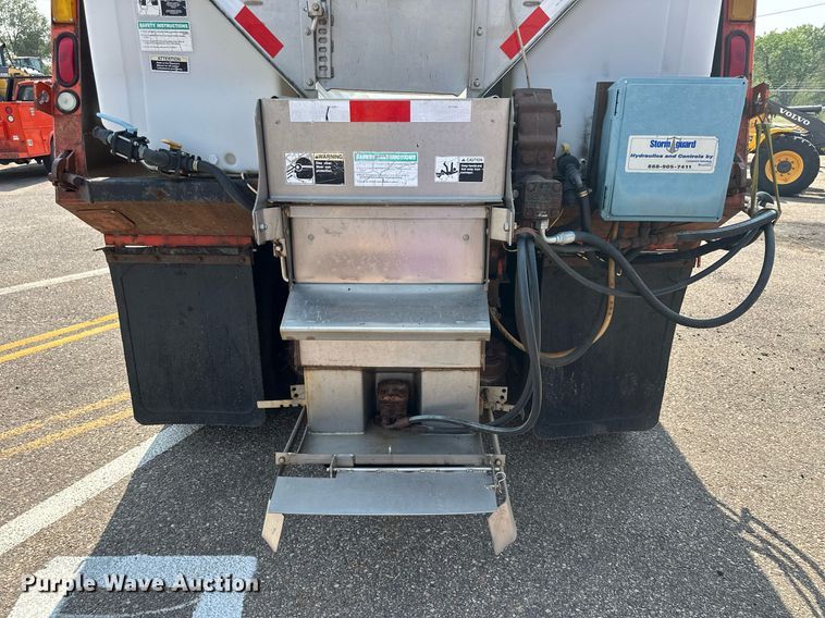 image for item DJ6213 2005 International 7400  dump truck