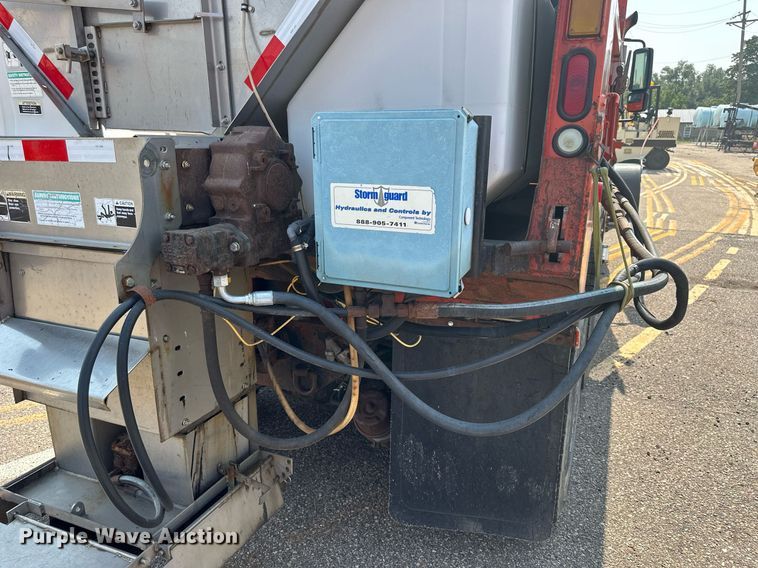 image for item DJ6213 2005 International 7400  dump truck