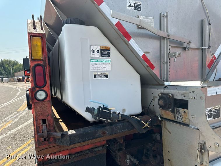 image for item DJ6213 2005 International 7400  dump truck