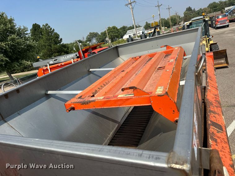 image for item DJ6213 2005 International 7400  dump truck