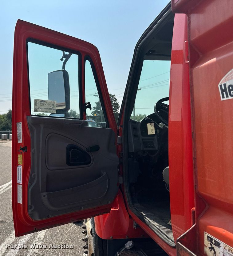 image for item DJ6213 2005 International 7400  dump truck