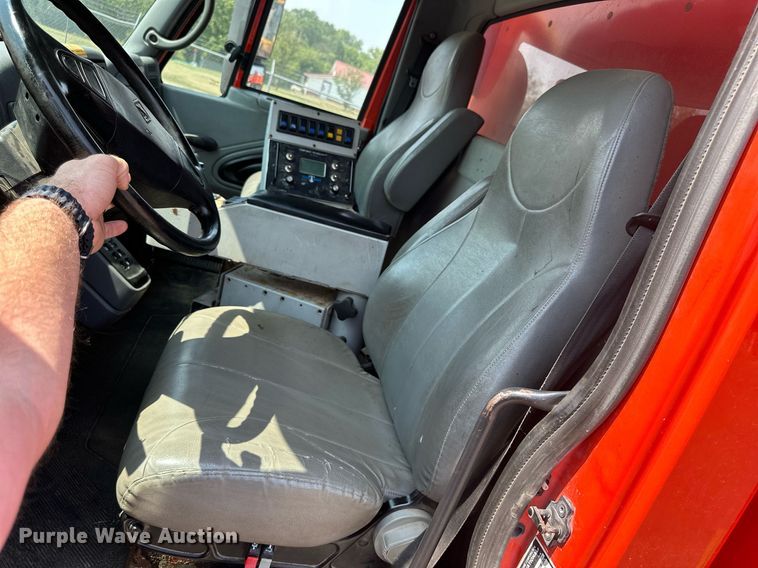 image for item DJ6213 2005 International 7400  dump truck