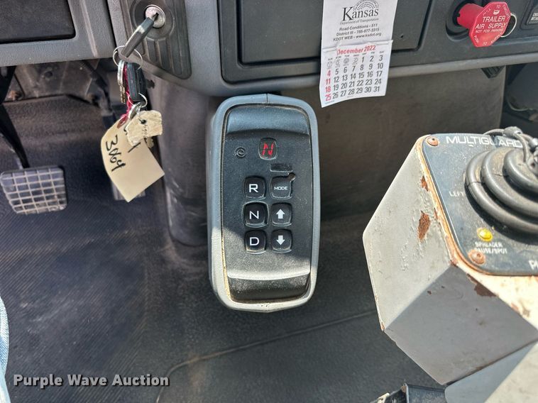 image for item DJ6213 2005 International 7400  dump truck