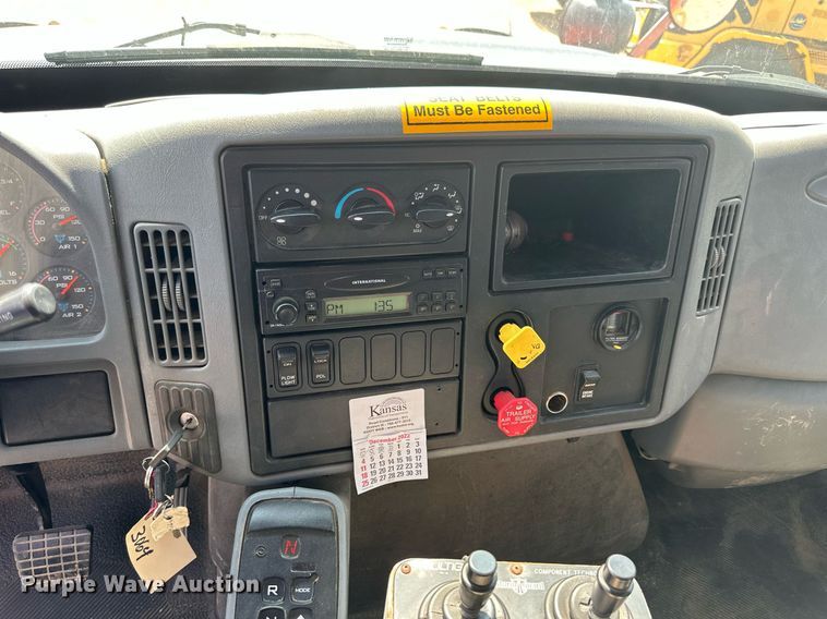 image for item DJ6213 2005 International 7400  dump truck