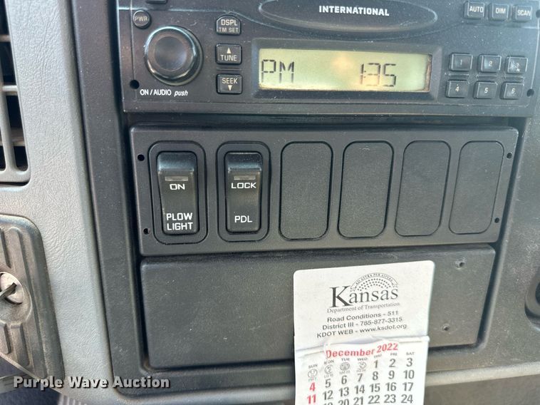 image for item DJ6213 2005 International 7400  dump truck