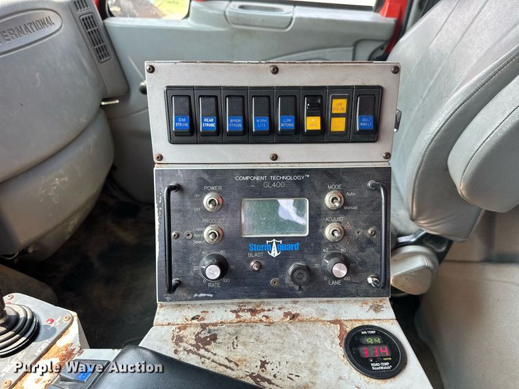 image for item DJ6213 2005 International 7400  dump truck